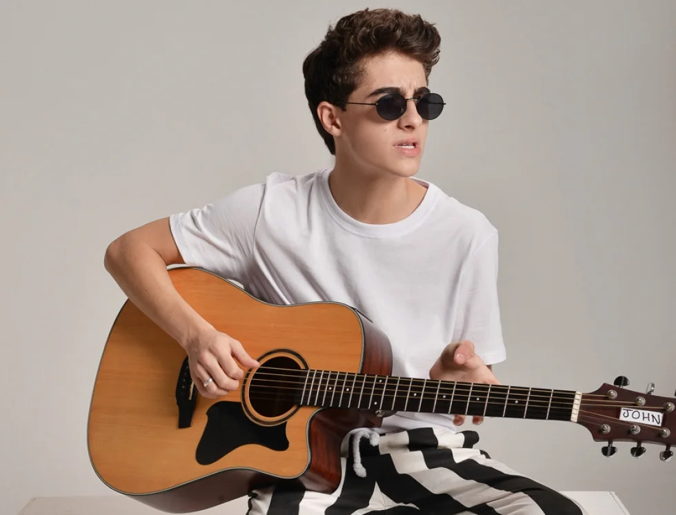 Lucas Burgatti aproveita intervalo das gravações de novela para se dedicar à música