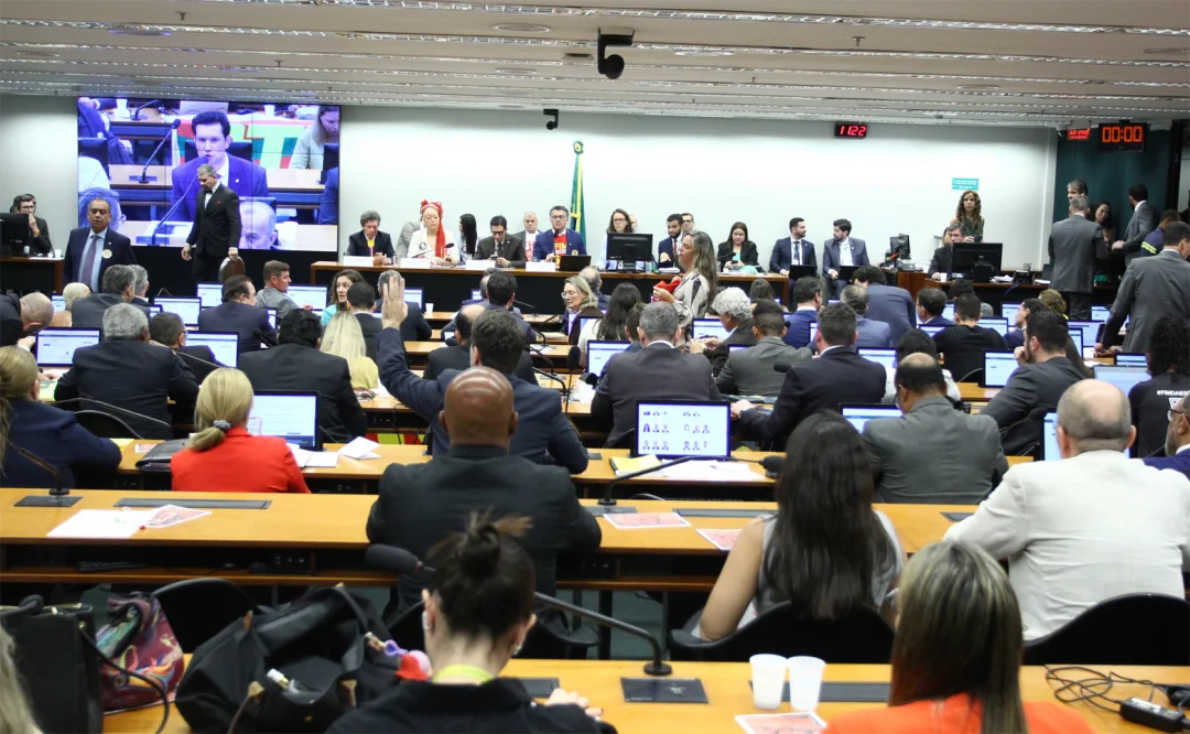 Fiep considera irresponsável aprovação da redução da jornada na Comissão Especial
