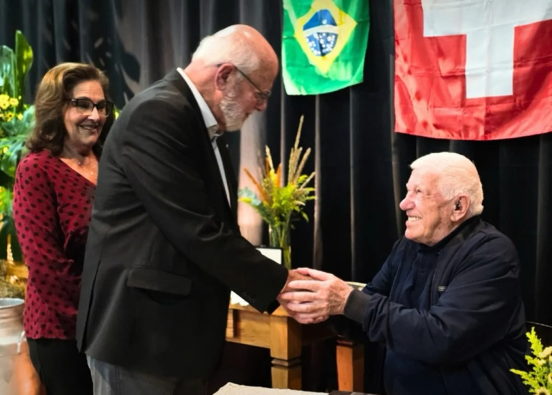 Prefeito participa do lançamento do livro “O Leite Nosso de Cada Dia” em Rolândia