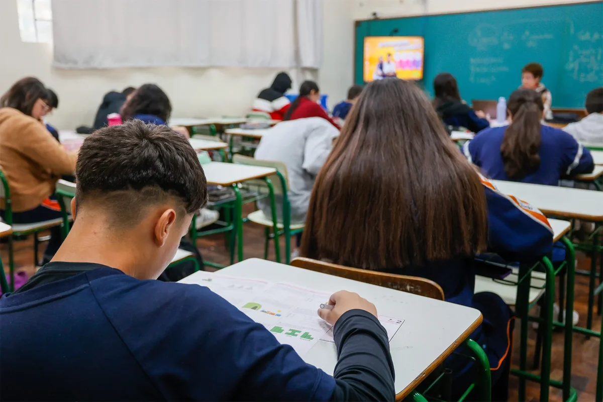 Paraná assume liderança nacional em frequência escolar no ensino médio, mostra levantamento do IBGE