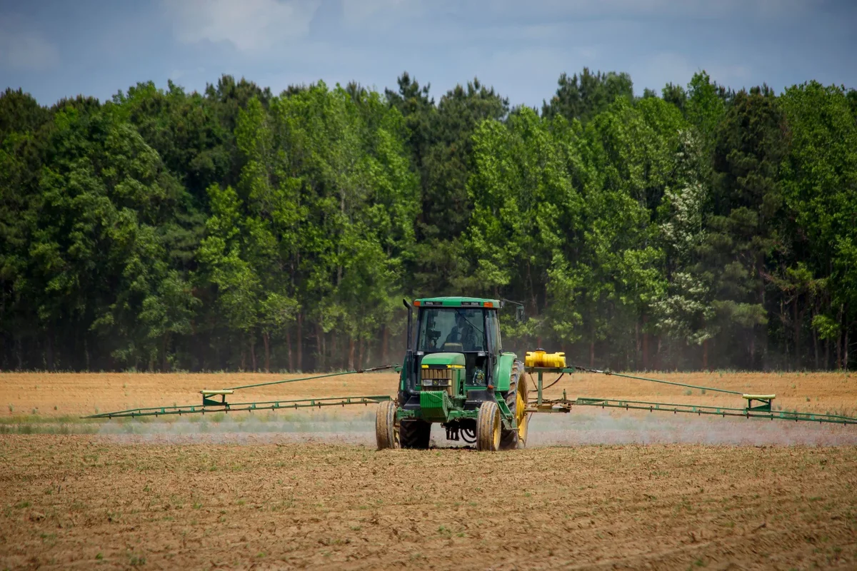 Agronegócio avança em tecnologia, mas eficiência na aplicação de defensivos ainda é desafio