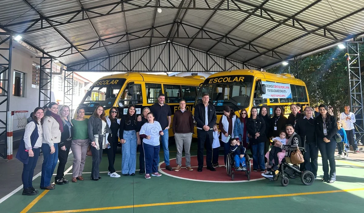 Cornélio Procópio reforça transporte escolar com dois ônibus adaptados para alunos da APAE e escola municipal
