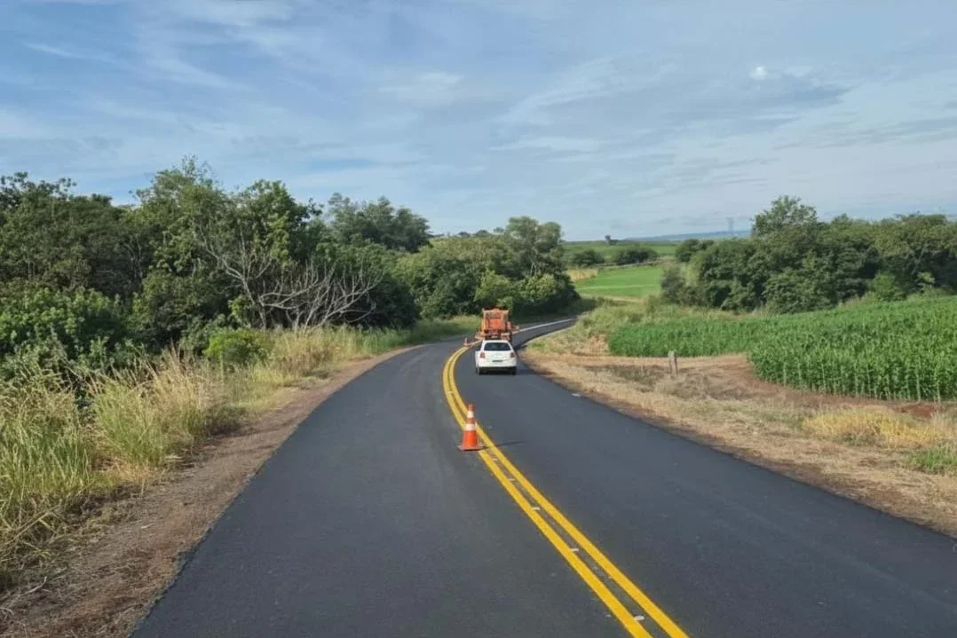 DER/PR reforça pavimento e realiza melhorias nas rodovias PR-442 e PR-443 entre Uraí e Rancho Alegre