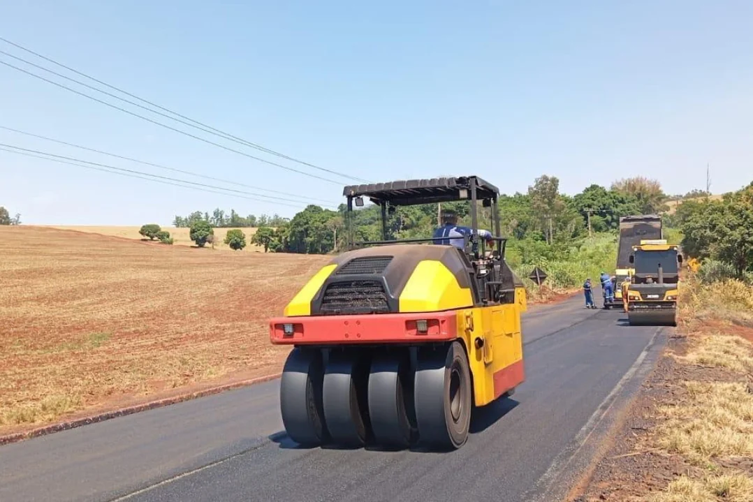 PR-090 recebe reforço asfáltico entre Sertanópolis e Bela Vista do Paraíso