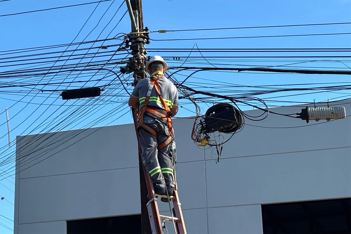 Mutirões retiram 1,3 tonelada de cabos irregulares de telecomunicações em cidades do Norte do Paraná
