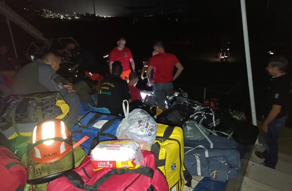 Bombeiros do Paraná lideram início das buscas da força-tarefa brasileira após terremoto na Venezuela