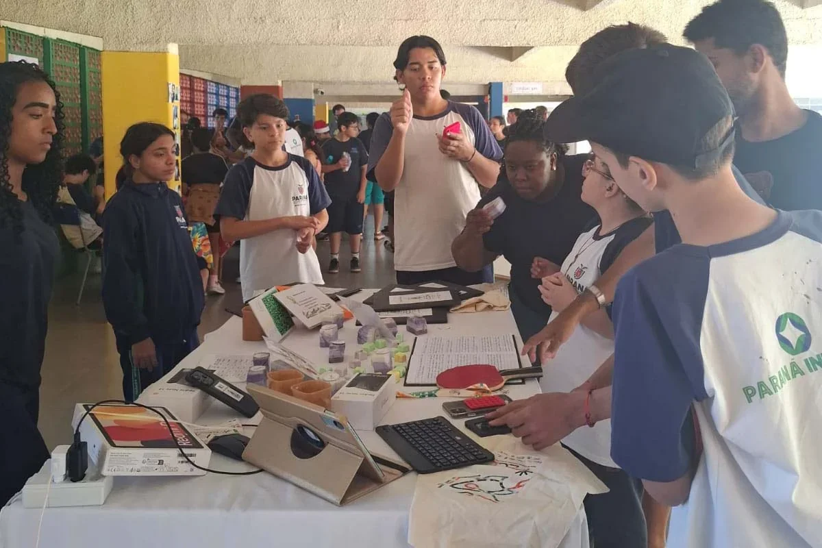Estudantes surdos de Londrina transformam óleo usado em pesquisa científica e inspiram inclusão na educação