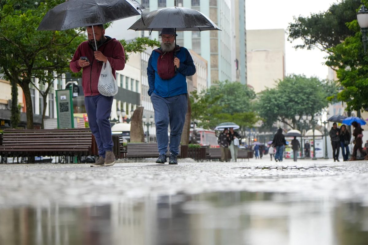 Simepar alerta para temporais e chuva intensa no Norte do Paraná; acumulados podem superar 100 mm