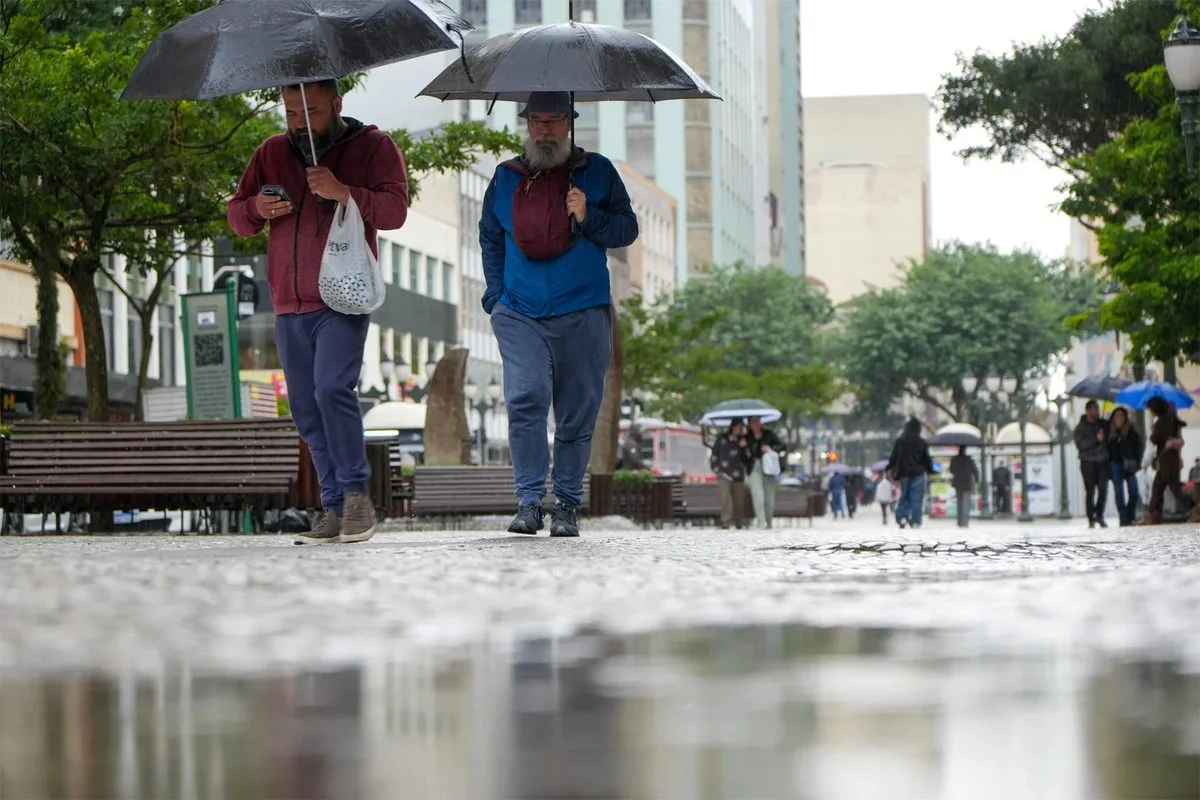 Simepar alerta para temporais e chuva intensa no Norte do Paraná; acumulados podem superar 100 mm