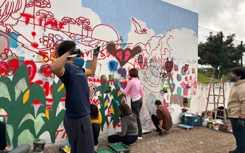 Arte urbana transforma muro da APMIF e incentiva protagonismo de jovens em Ibiporã