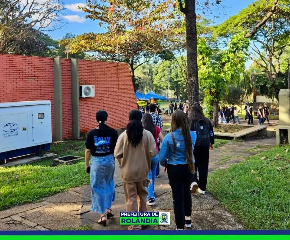Adolescentes do CREAS I conhecem cursos e carreiras durante visita à Feira de Profissões da UEL  LINHA FINA