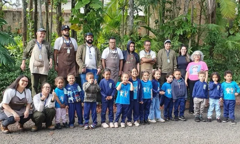 Projeto de sustentabilidade leva alunos do CMEI Hans para aula prática de educação ambiental