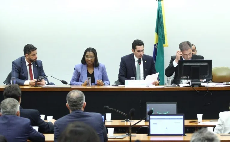 Comissão aprova R$ 12,3 bilhões em créditos extras para o Orçamento de 2026