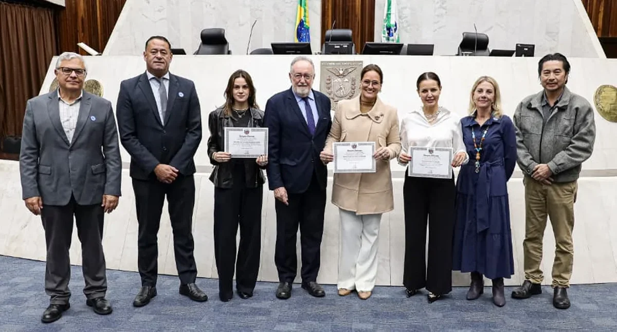 Deputado Tercilio Turini homenageia Bebê Clínica e professor Luiz Walter, precursor da odontopediatria