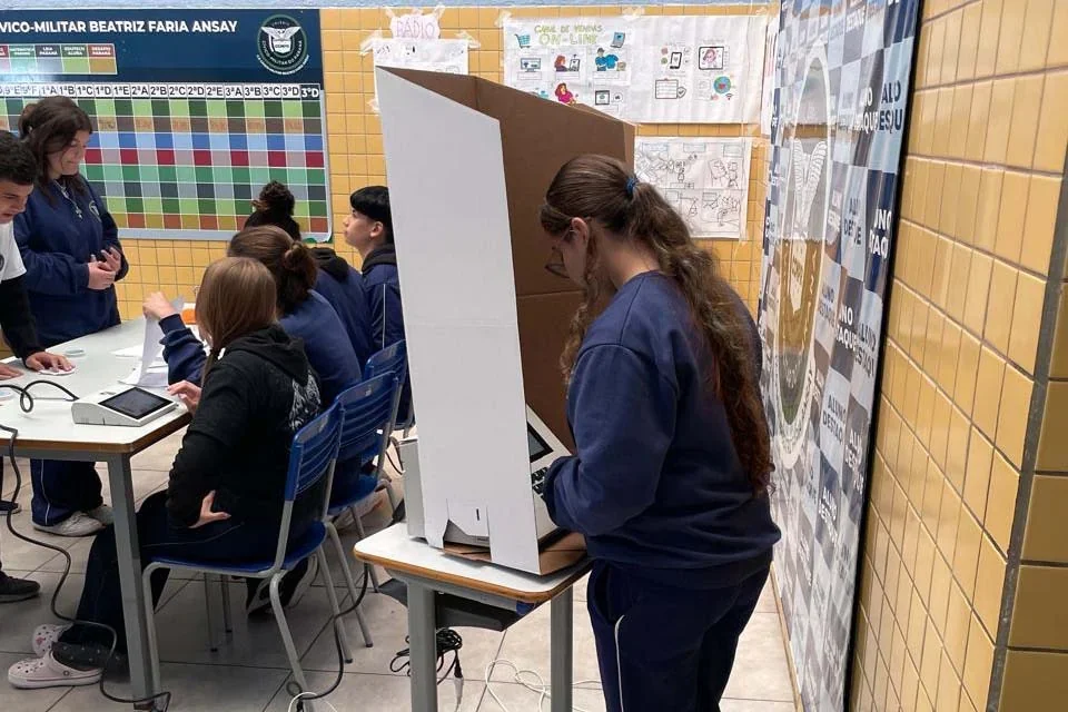 Parlamento Jovem do Paraná reúne mais de 26 mil estudantes e diploma vereadores mirins em 64 cidades